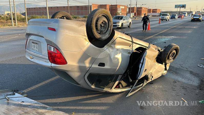 $!El vehículo quedó volcado en plena vialidad.