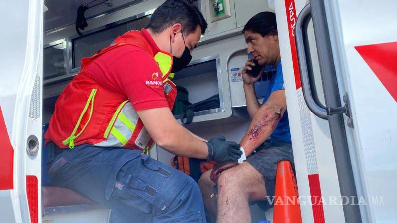 $!El conductor de 40 años de edad presentó lesiones leves en el brazo izquierdo.
