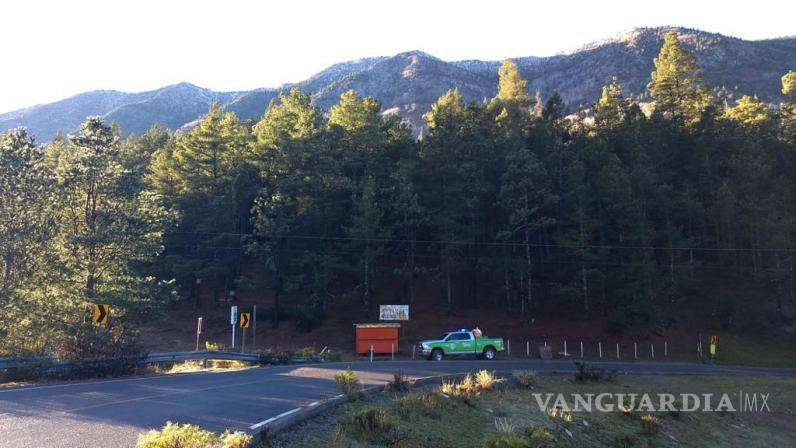 $!Durante esta mañana, se observó que algunas partes de la serranía del pueblo mágico se pintaron de blanco.