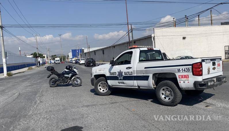 $!Joven motociclista sufre lesiones al ser embestido por un transporte de personal en Saltillo