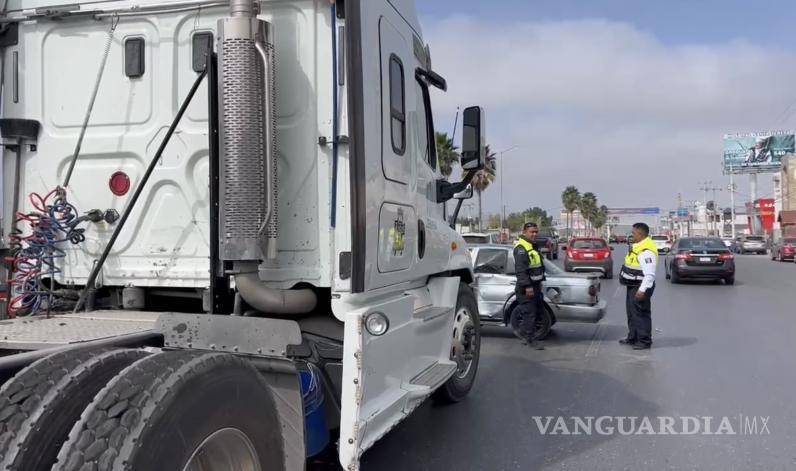 $!Elementos de Tránsito Municipal ayudaron a liberar la vialidad tras el incidente en el bulevar Nazario Ortiz Garza.