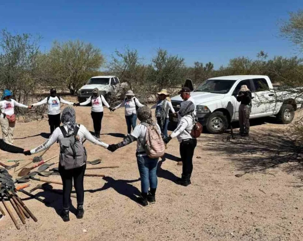 Las búsquedas de colectivos en el valle de Guaymas sumaron nuevas fosas y elevaron a 53 las osamentas recuperadas en un predio del ejido Felipe Ángeles.