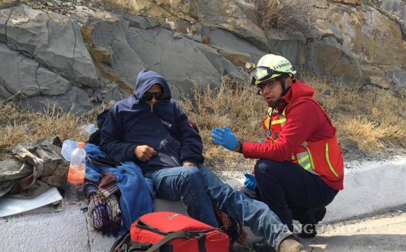 $!El conductor refirió dolor en el brazo y pierna izquierda, así como dolor en región cervical y en espalda.