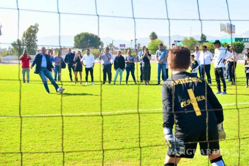 $!El Alcalde de Torreón, Román Alberto Cepeda González, inauguró esta mañana el campo de fútbol número 12 y la fachada del Gimnasio de la Unidad Deportiva Torreón (UDT).