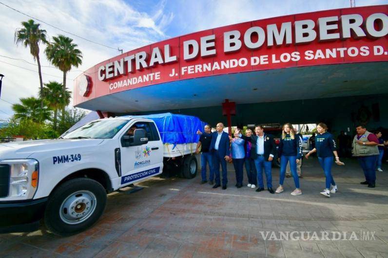 $!Miembros del cuerpo de Bomberos cargan suministros en el camión destinado a Acapulco, en respuesta a la devastación causada por el huracán Otis.