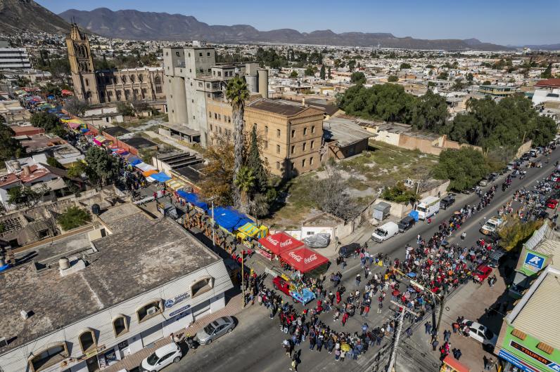 $!Cientos de familias se congregan a lo largo de la vialidad para observar la colorida y espiritual procesión hacia Nuestra Señora de Guadalupe.