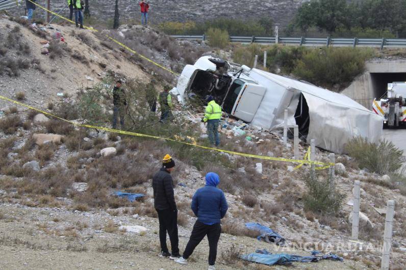 $!La unidad quedó a una profundidad de 10 metros, donde el ocupante logró salir ileso, pero requirió ser atendido por paramédicos de Bomberos.