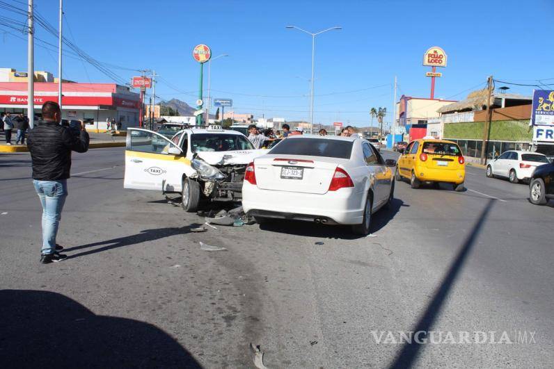 $!El golpe hizo que el vehículo de Alicia realizara medio giro y esta aseguró que el taxista venía a exceso de velocidad.