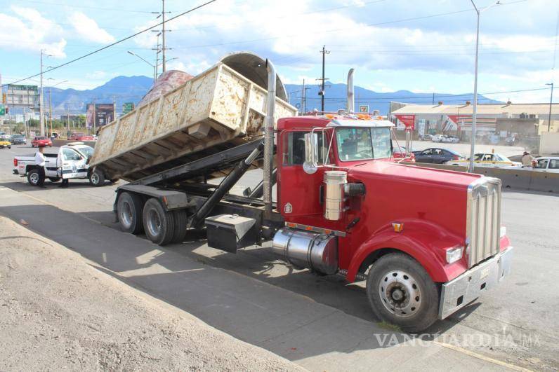 $!Por seguridad el chofer descendió para desviar la circulación a los carriles de alta velocidad.
