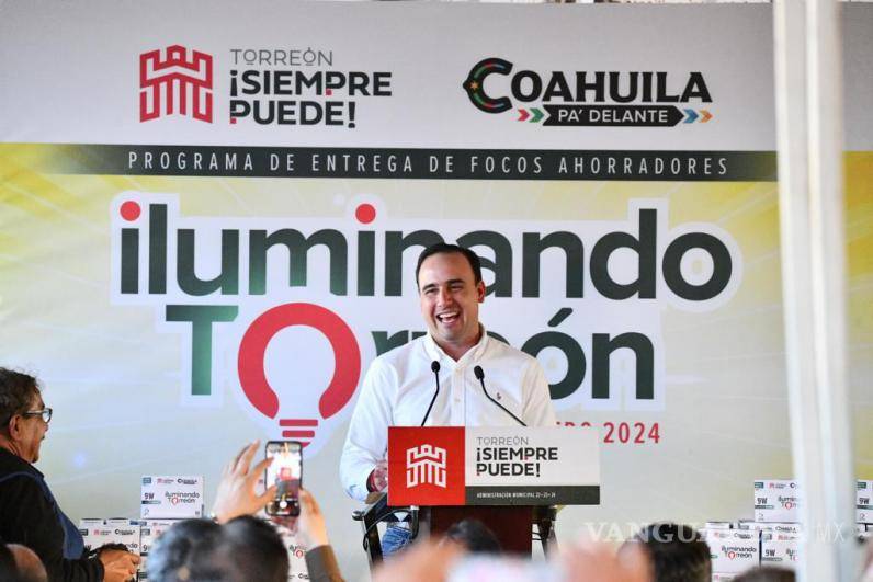 $!El gobernador de Coahuila, Manolo Jiménez Salinas, habló de los diferentes programas sociales y de las obras de infraestructura que su Administración ya implementa en Torreón.