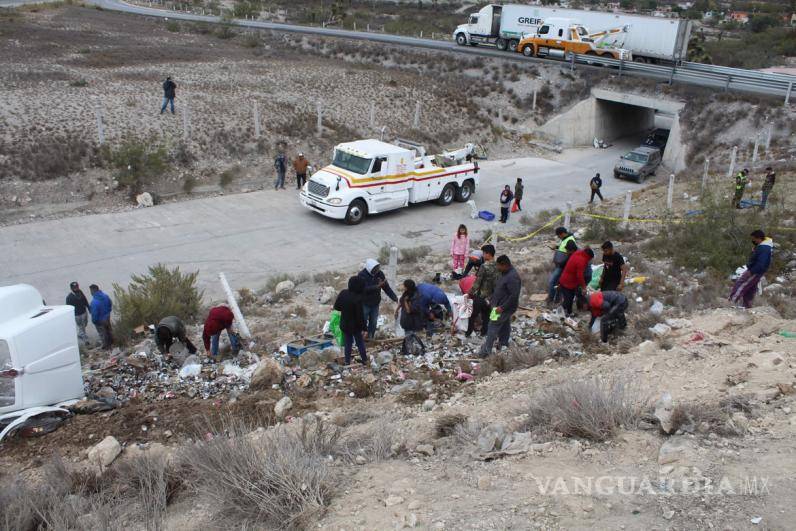 $!En cuestión de minutos, del trailer lograron extraer el producto, incluyendo las latas que quedaron aplastadas.