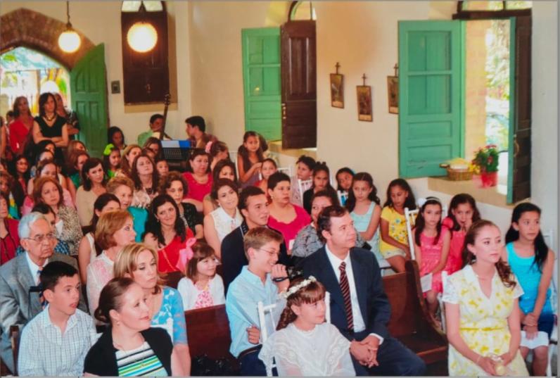 $!Asistentes a una misa en la capilla, un reflejo de la devoción y la tradición católica en tiempos pasados.