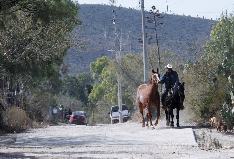 $!Situación afecta a cerca de un centenar de estudiantes; sin chofer de transporte escolar, ni camino en ejido