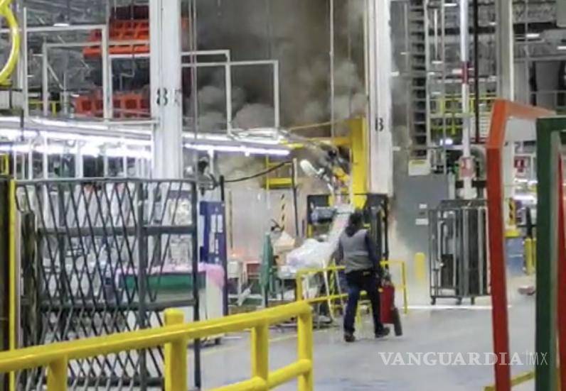 $!Miembros de la brigada de seguridad de Whirlpool utilizando extintores para controlar el fuego originado en una maquinaria.