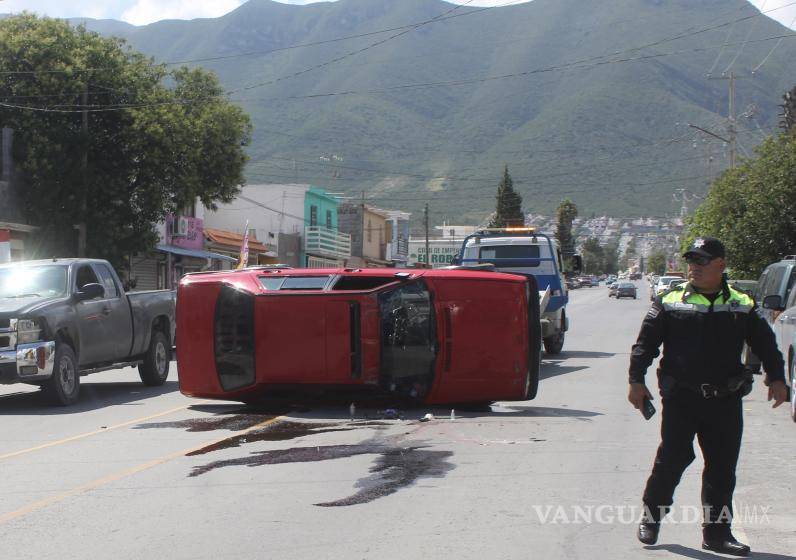 $!Elementos de Tránsito Municipal acudieron al bulevar Las Teresitas para tomar conocimiento del choque con volcadura, ocurrido a la altura de la calle Guacali, durante la mañana de este domingo.