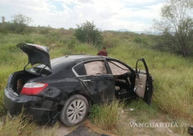 $!El auto fue regresado a su posición normal tras el percance.