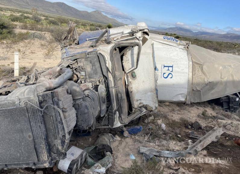 $!Un transportista pierde el control de su vehículo en la carretera a Zacatecas al parecer debido al cansancio.