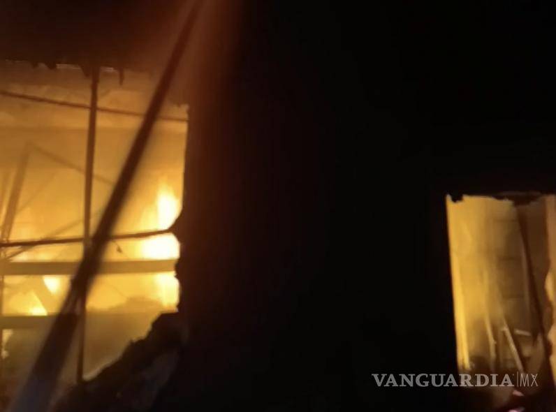 $!El incendio se localizó en una oficina dentro de la bodega de solventes en el fraccionamiento Europa.