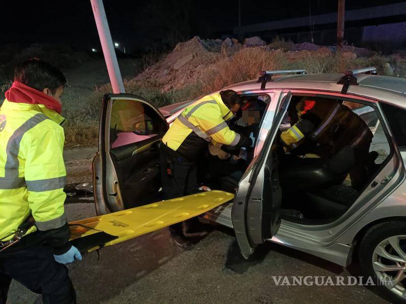 $!Elementos de Bomberos y Protección Civil realizaron maniobras de rescate para liberar al conductor atrapado.