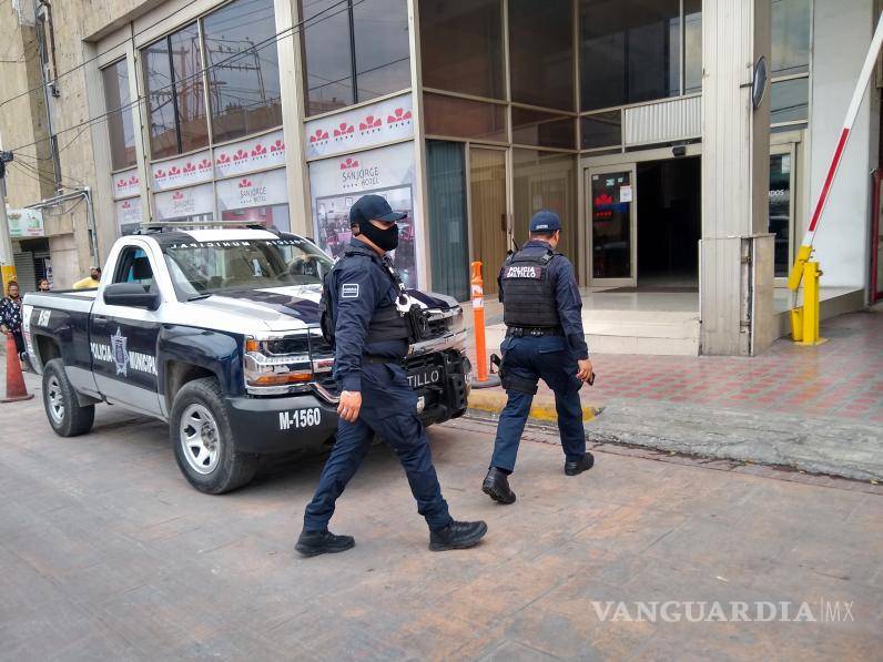 $!Se solicitó ayuda a bomberos, quienes apoyaron con un camión equipado con escalera telescópica para poder llegar a la mujer, mismo que ya no fue necesario usar.