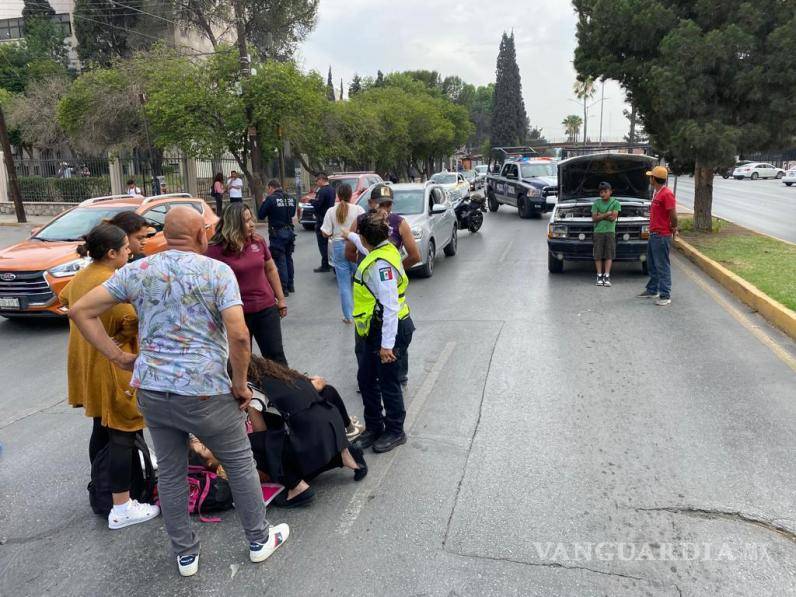 $!La joven, junto con sus amigas, se dirigían a su centro de estudios, cuando fue embestida por una camioneta.