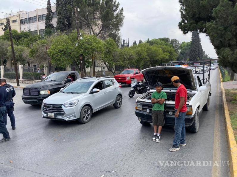 $!El conductor de la camioneta Dodge dijo que no alcanzó a frenar y aseguró que no fue su responsabilidad.