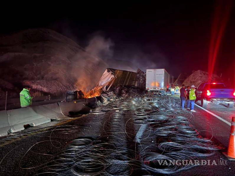 $!Los daños en los vehículos involucrados quedaron visibles tras el incendio que paralizó la autopista.
