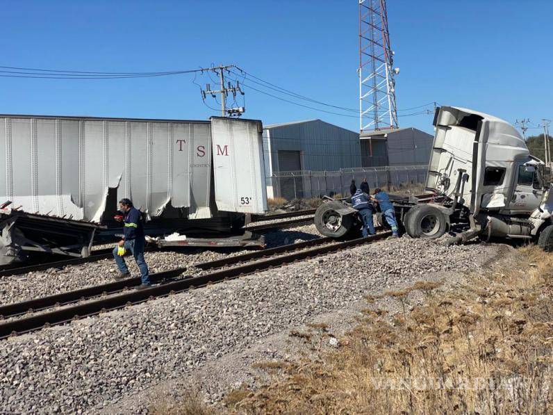 $!El tráiler venía en sentido de poniente a oriente y al llegar rebasó a una hilera de vehículos.