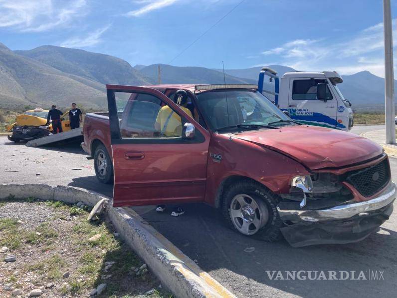 $!El accidente dejó herida a una pasajera de la camioneta, llamada Carolina N., quien sufrió lesiones graves.