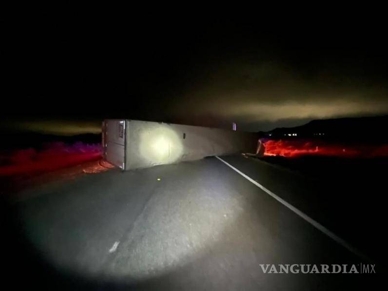 $!El operador fue atendido en el lugar por una ambulancia de la estación de bomberos.