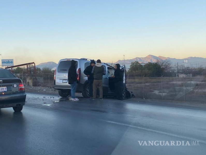 $!Paramédicos de bomberos se dieron a la tarea de auxiliar al lesionado al que trasladaron a la clínica dos del IMSS.