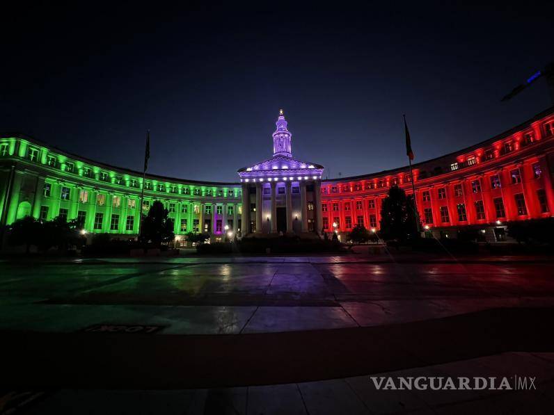 $!En la imagen, el edificio del gobierno de la ciudad de Denver con los colores de la bandera de México para conmemorar el día de la Independencia mexicana.