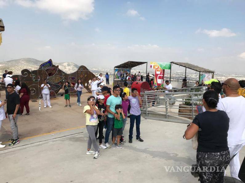 $!Familias enteras acudieron a presenciar el fenómeno natural.