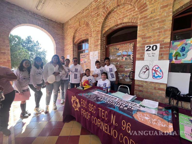 $!El contingente realizó una caminata que condujo a una exposición de trabajos realizados durante la campaña implementada en las escuelas.