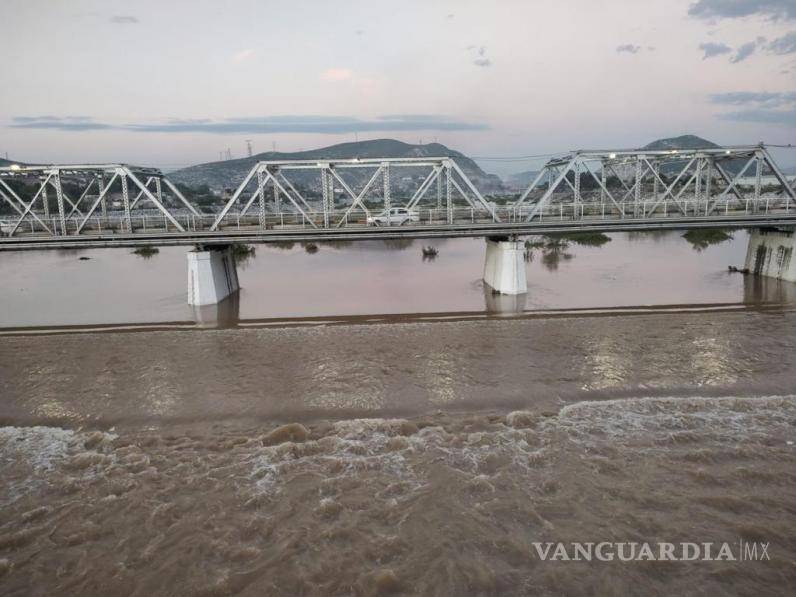 $!El agua del Río Nazas llegó a Torreón y cruzó los puentes y vados que unen a esta ciudad con Gómez Palacio.