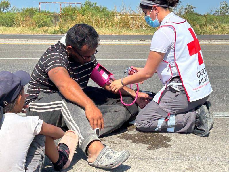 $!Paramédicos de la Cruz Roja brindan atención por golpes de calor a integrantes de los grupos de migrantes.