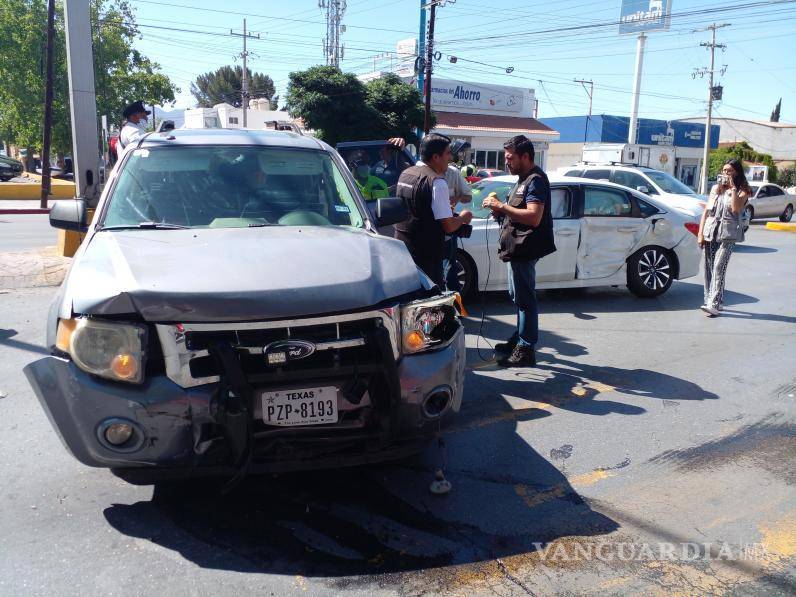 $!Al lugar se movilizó una ambulancia determinando así que el accidente no habría cobrado lesionados de consideración.