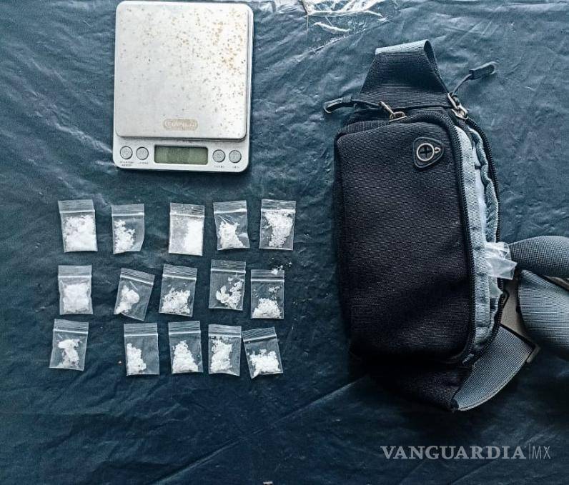 $!La mujer acudió a buscar a su expareja sentimental y ésta la acusó por amenazas; sin embargo, al ser detenida le encontraron diversas dosis de cristal.