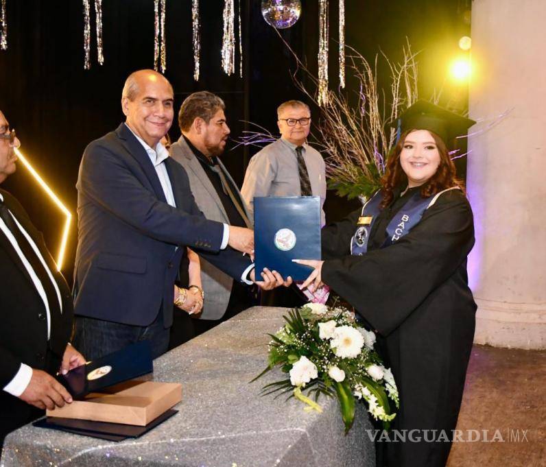 $!Alcalde Mario Dávila Delgado preside la ceremonia de graduación de los alumnos de las misiones culturales, destacando la importancia de la educación en el crecimiento personal y comunitario.