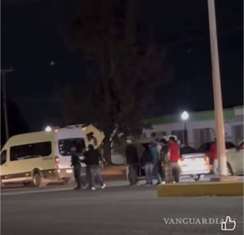 $!Durante la huida, un chofer intentó embestir a los oficiales con un tractocamión.