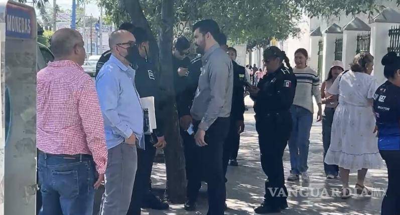 $!Agentes investigadores y peritos especializados acudieron al inmueble para recabar indicios y esclarecer si la llamada recibida formaba parte de una estrategia para facilitar la comisión de un robo.