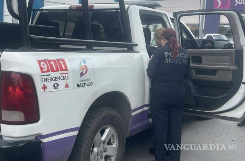 $!Elementos de la Policía Preventiva acudieron al reporte de una mujer en crisis emocional en el cruce de Emilio Carranza y Presidente Cárdenas.