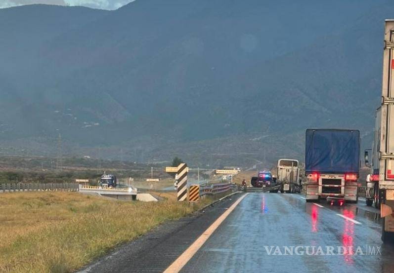 $!La cabina quedó en sentido contrario luego de impactarse de frente contra la barrera metálica.