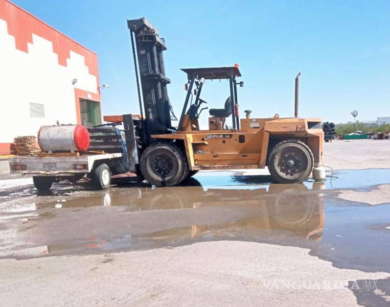 $!Brigadistas controlaron en minutos un escenario crítico que incluyó la colisión de un montacargas contra un tanque de gas.