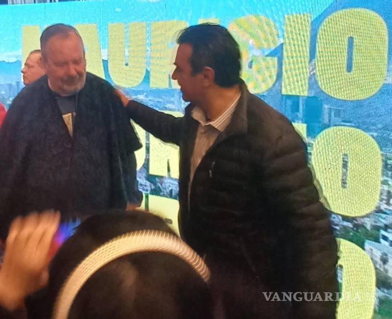 $!Mauricio Fernández, asediado por uno de los muchos oportunistas, durante su acto de pre precampaña 2024 en SPGG.