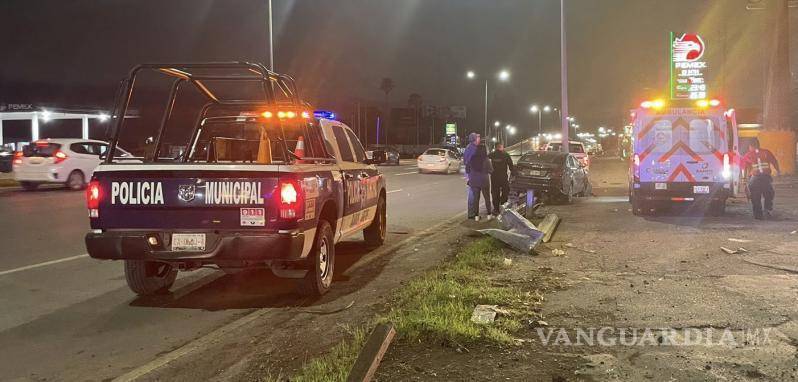 $!Las bolsas de aire del vehículo se desplegaron debido al impacto contra la luminaria.
