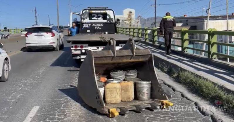 $!Una grúa fue necesaria para retirar el cucharón del periférico, mientras agentes de Tránsito Municipal abanderaron la zona.