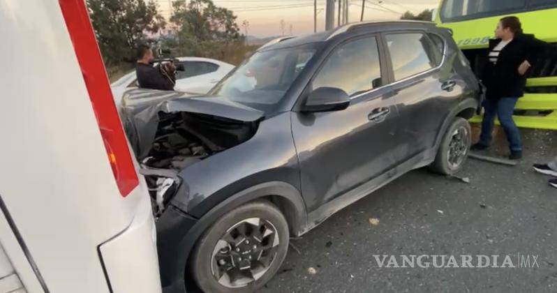 $!Daños visibles en la parte delantera del KIA Sonet proyectado por el camión de personal.