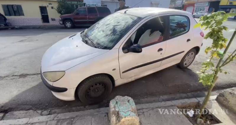 $!El Peugeot 206, conducido por Mario Alberto, resultó con daños tras impactar a la motocicleta en el cruce de José María Morelos y Pavón con Pedro Aranda.
