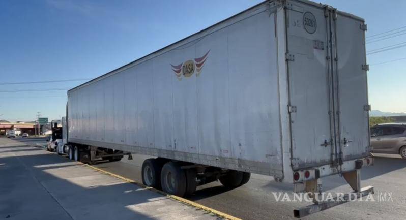 $!Elementos de Tránsito Municipal acudieron al lugar para resguardar la zona y agilizar la circulación vehicular, debido a que uno de los carriles permaneció parcialmente obstruido durante las maniobras de atención al accidente.